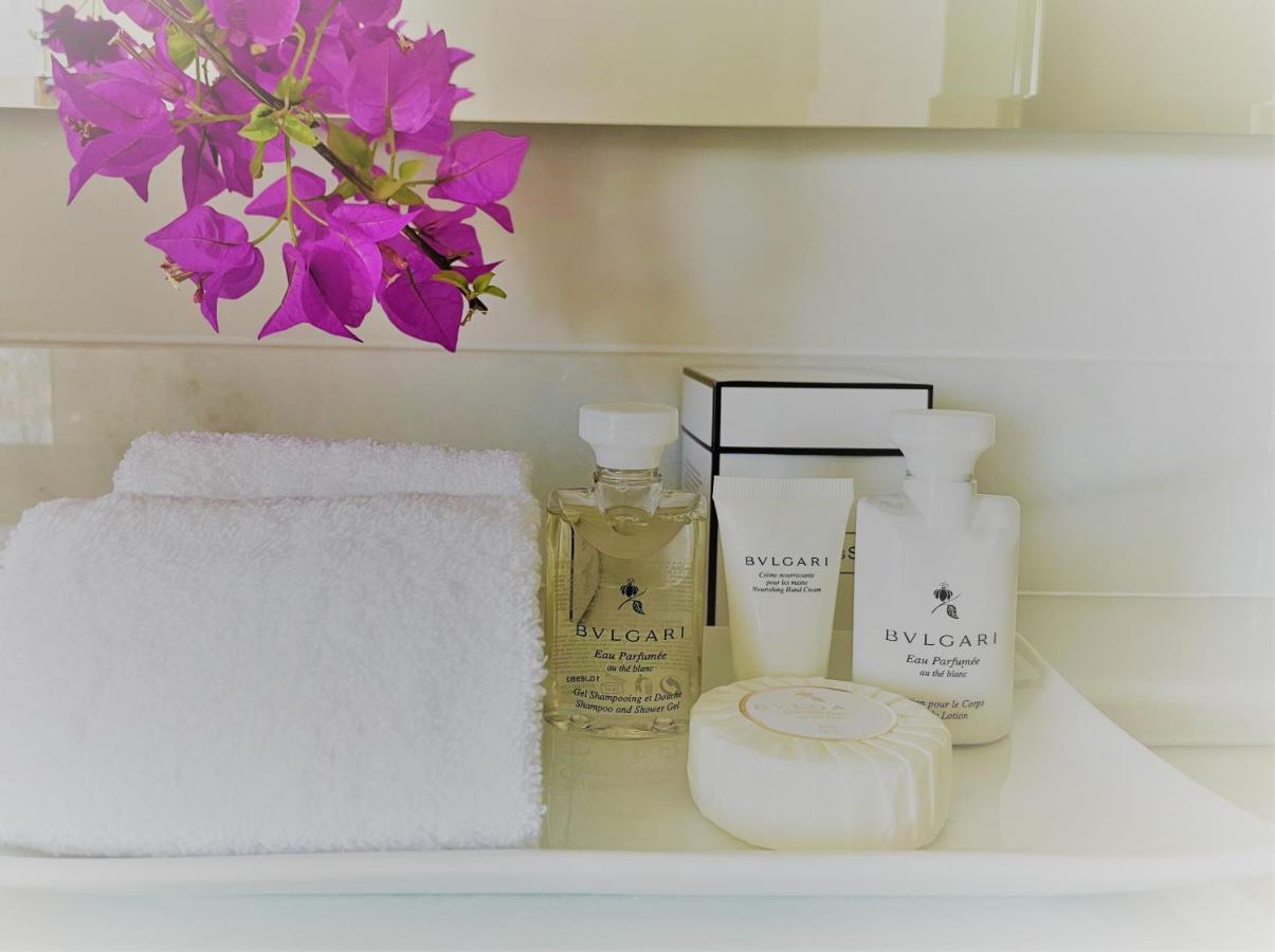 Soho Boutique Castillo De Santa Catalina - Adults Recommended مالقة المظهر الخارجي الصورة Bougainvillea in a bathroom
