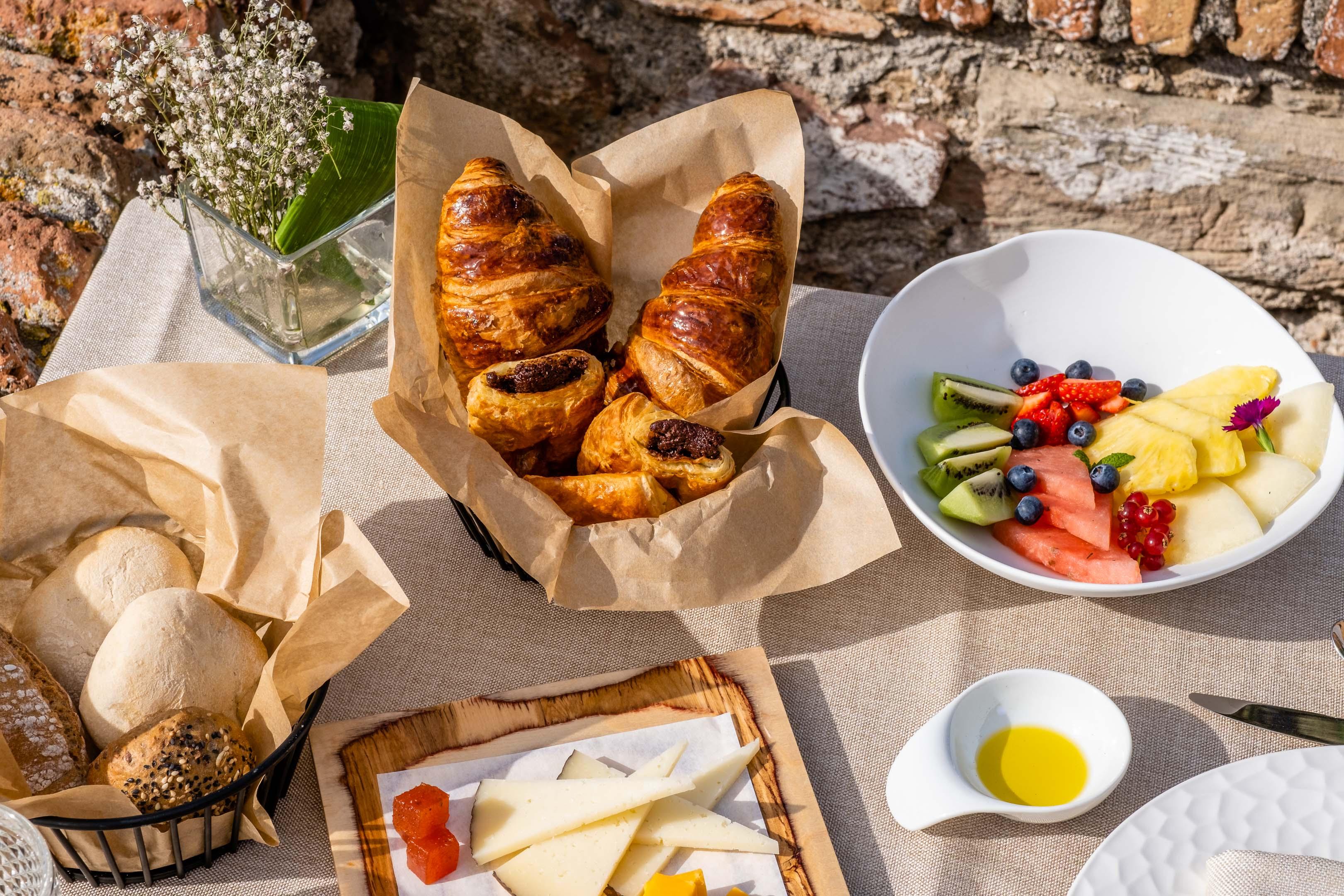Soho Boutique Castillo De Santa Catalina - Adults Recommended مالقة المظهر الخارجي الصورة Croissants and fruit