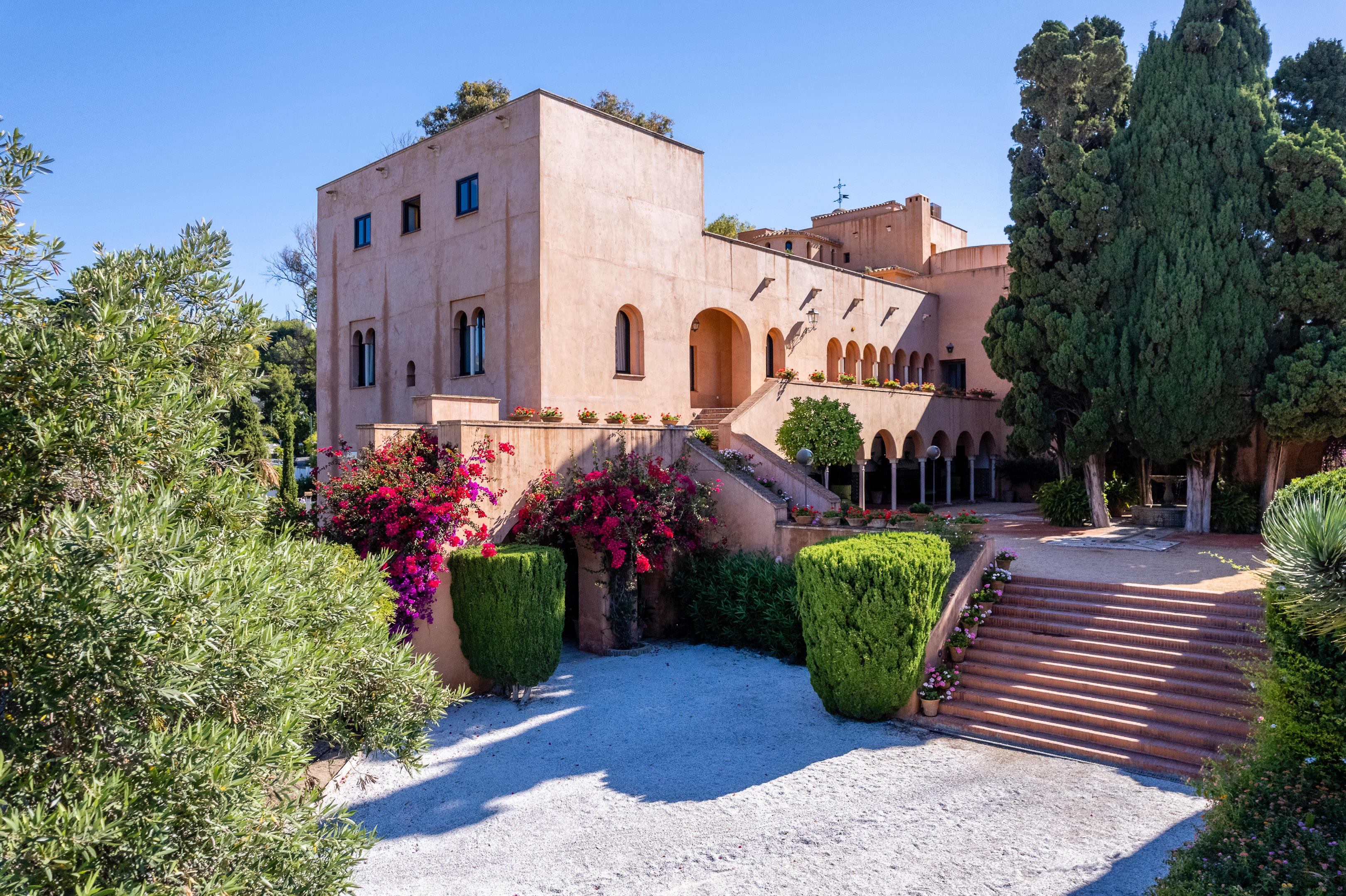 Soho Boutique Castillo De Santa Catalina - Adults Recommended مالقة المظهر الخارجي الصورة The house of the Count of Barcelona, in the grounds of the Palau Reial de Pedralbes.