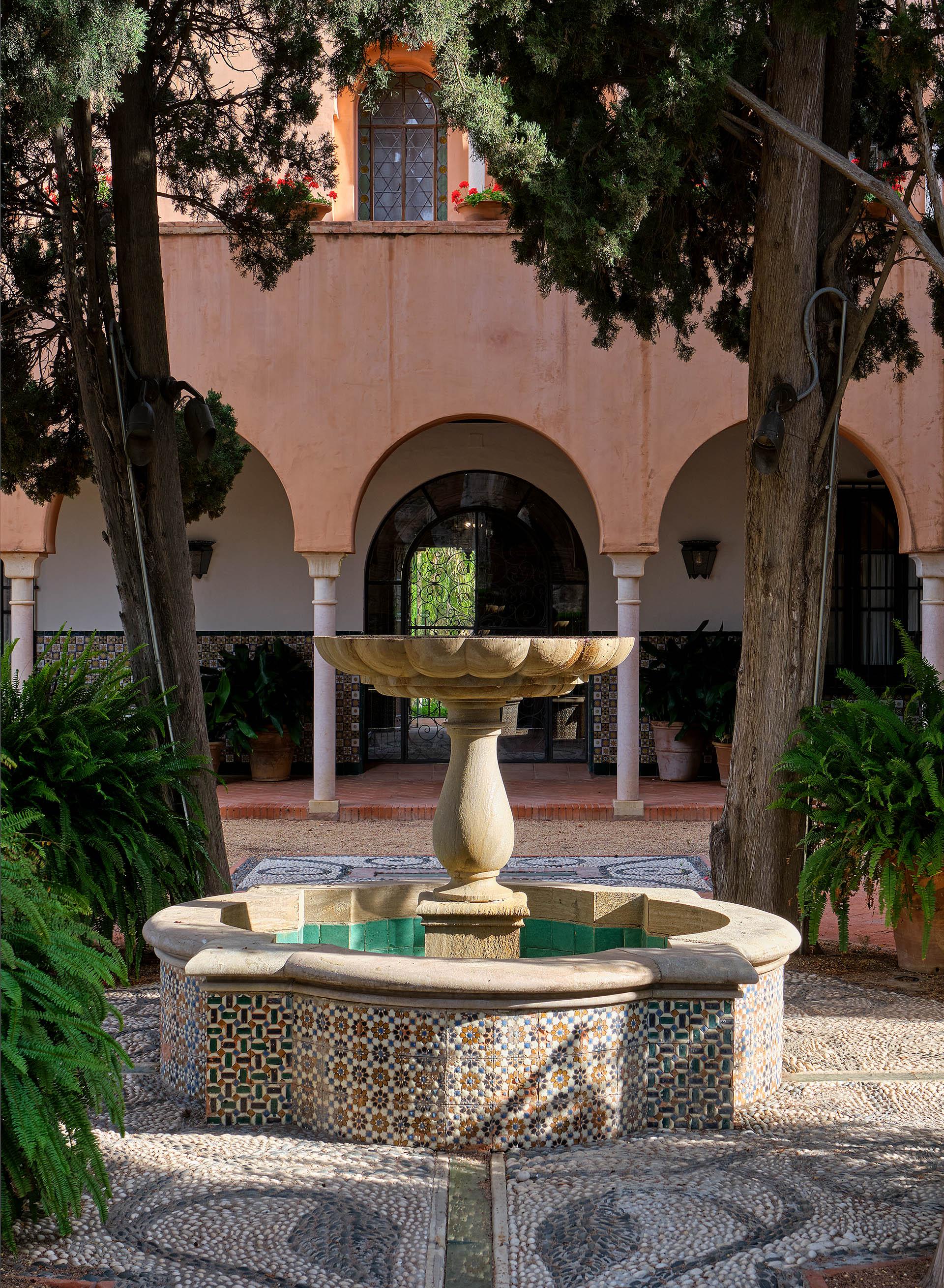 Soho Boutique Castillo De Santa Catalina - Adults Recommended مالقة المظهر الخارجي الصورة Fountain at the center of the courtyard
